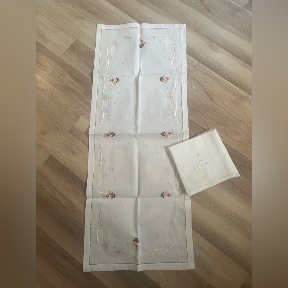 NWOT festive table runner and 6 napkins. Cotton & embroidery. Made in Vietnam